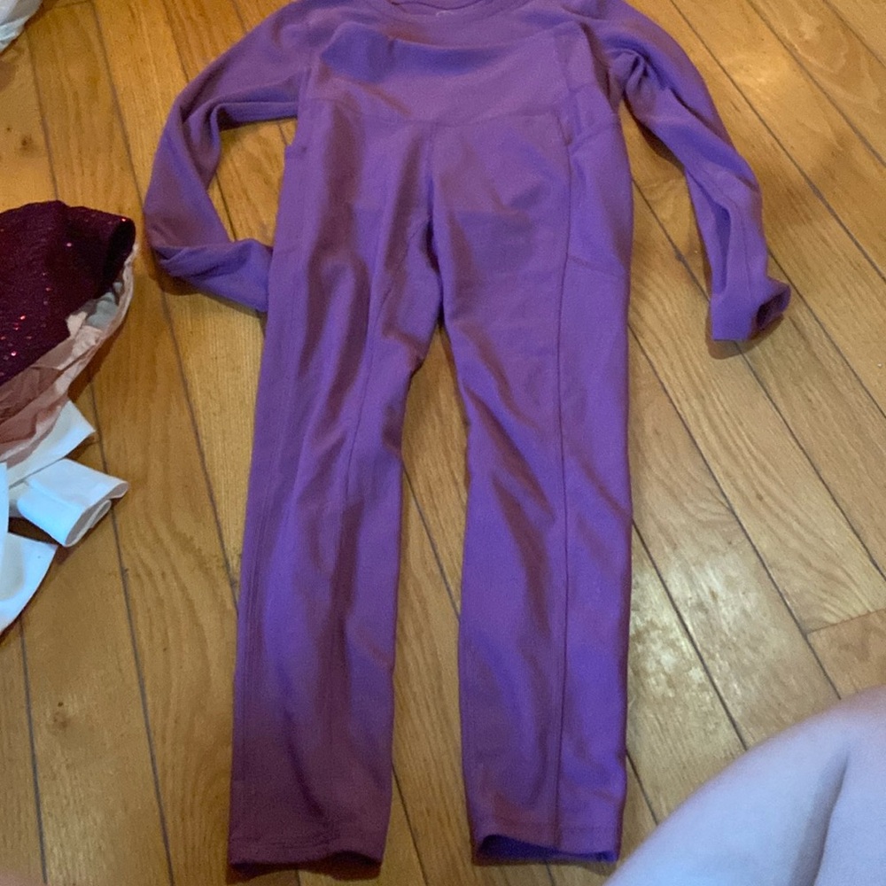 Cute work out set both pants and top are an xs
